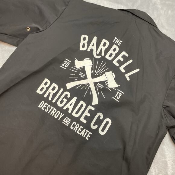 The Barbell Brigade Jacket Mens M Black Nylon Snap Up Pockets Back Graphic Gym - Picture 1 of 10